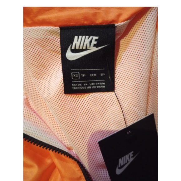NIKE Just Do It Windbreaker. Pullover. OFFERS WELCOMED. Pit to Pit is 26”: - Picture 6 of 6